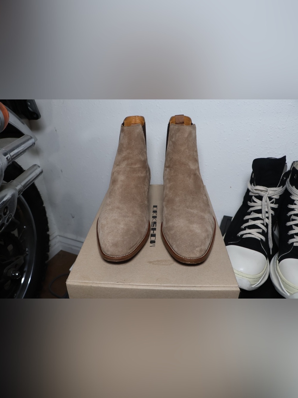 Saint Laurent Wyatt 30 Suede Chelsea Boots - Picture 2 of 9